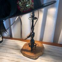 Lampada da tavolo con cappello da bersagliere