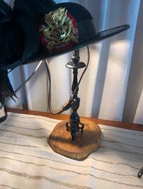 Lampada da tavolo con cappello da bersagliere