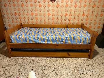 letto in legno massello di pino con secondo letto