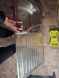 lavello con rubinetto