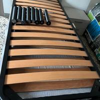 Due reti a doghe in legno, con un materasso