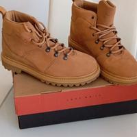 Scarponcino NIKE n.38.5 nuovo