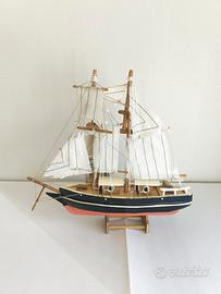 Modellino barca a vela in legno