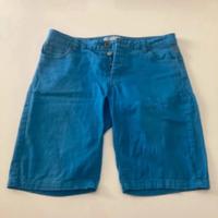 Pantaloncini bermuda in denim e abbigliamento