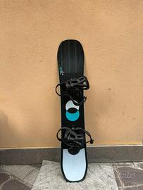 Tavola snowboard, attacchi e scarponi burton
