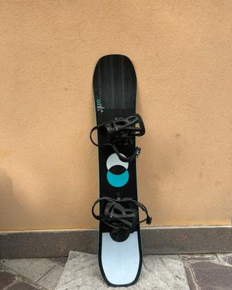 Tavola snowboard, attacchi e scarponi burton