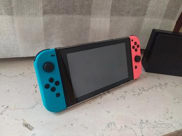 Nintendo Switch (modello 2017) + custodia