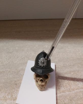 Miniatura Teschio con Casco Poliziotto Inglese.