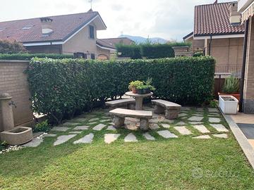 Tavolo + 3 panche in pietra lavorata