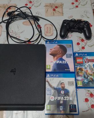 PlayStation 4 più un joystick e giochi