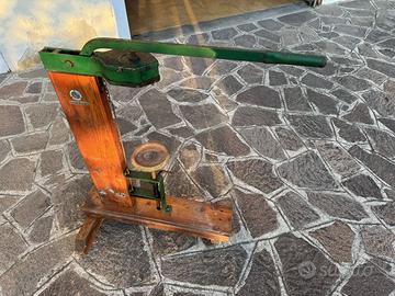 Tappatrice antica Bertolaso legno e ghisa