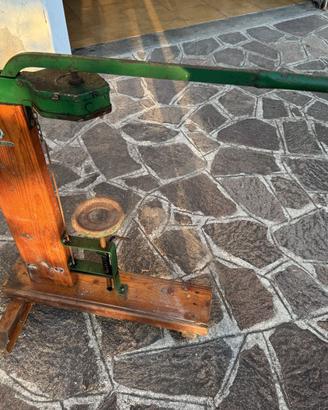 Tappatrice antica Bertolaso legno e ghisa