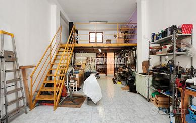 Locale commerciale al piano terra con soppalco