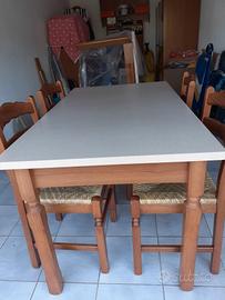 Tavolo da cucina con 4 sedie