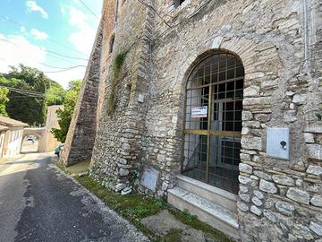 NEGOZIO A TARANO