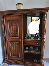 Mobile in legno massello intarsiato