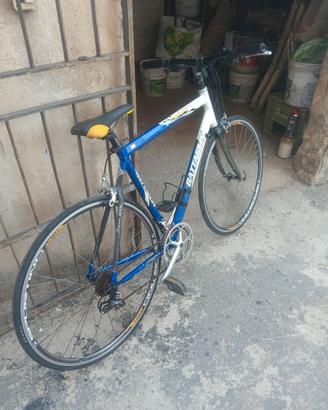 bicicletta in alluminio. 