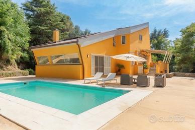 Villa di 270 m² con 5 locali e box auto doppio a A