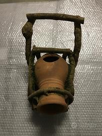 Anfora con carretto in legno