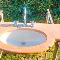 Lavandino in marmo con rubinetto