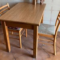 Tavolo cucina anni ’80 in laminato e in legno, con