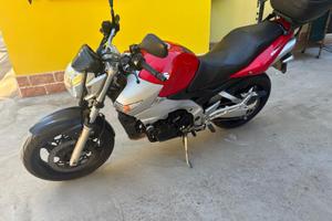 Suzuki GSR 600 Naked rossa/argento