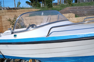Motoscafo 5,30mt con motore 25cv + carrello ?