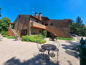 Rustico / Casale di 855 m² con più di 5 locali a C