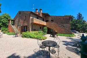 Rustico / Casale di 855 m² con più di 5 locali a C