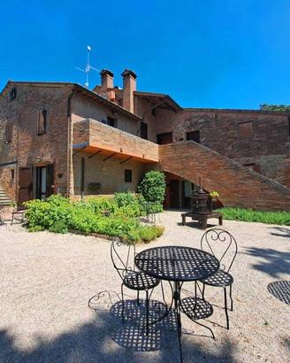 Rustico / Casale di 855 m² con più di 5 locali a C