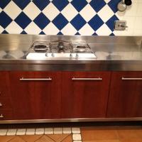 Cucina robusta ad angolo in acciaio e legno