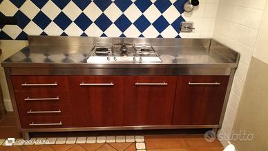 Cucina robusta ad angolo in acciaio e legno