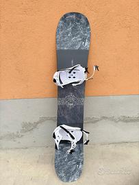 Tavola da snowboard con attacchi