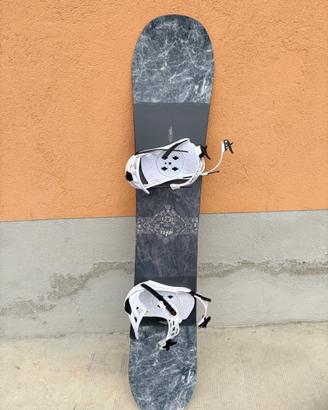 Tavola da snowboard con attacchi