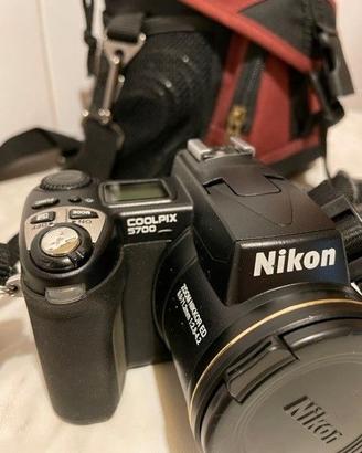 NIKON Coolpix 5700 con Accessori e Borsa