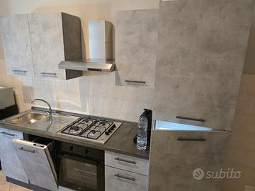 cucina + tavolo con sedie 