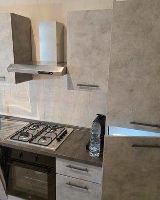 cucina + tavolo con sedie 