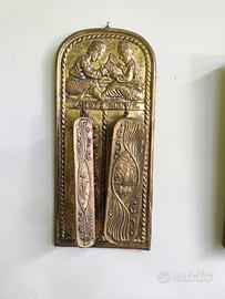 Antiche Spazzole da Parete in ottone sbalzato 1900