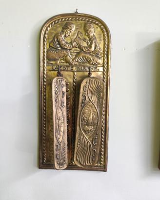 Antiche Spazzole da Parete in ottone sbalzato 1900