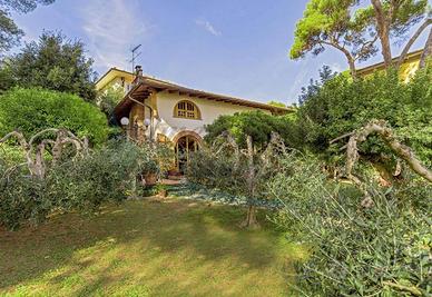 Villa di 270 m² con più di 5 locali e box auto a R
