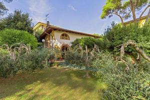 Villa di 270 m² con più di 5 locali e box auto a R