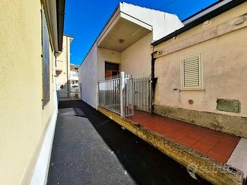 Casa terra-cielo con ingresso indipendente-zona Os