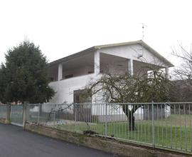 Villa con terreno e ampia autorimessa/deposito 