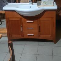 6 porte un lavandino con specchio e mobile 