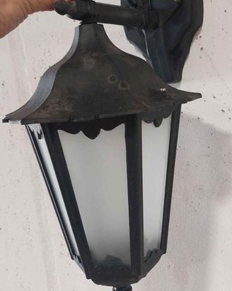 Lampade a muro da esterno in metallo e vetro