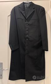 Completo da uomo con blazer lungo