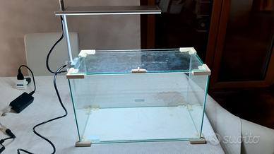 Vasca acquario e plafoniera led 