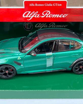 Alfa Romeo Giulia GTAM Green 2020 1:18 Bburago