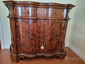 Credenza Antica Sagomata e Mossa in Radica di Noce