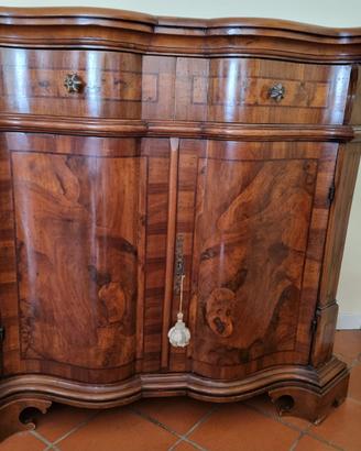 Credenza Antica Sagomata e Mossa in Radica di Noce
